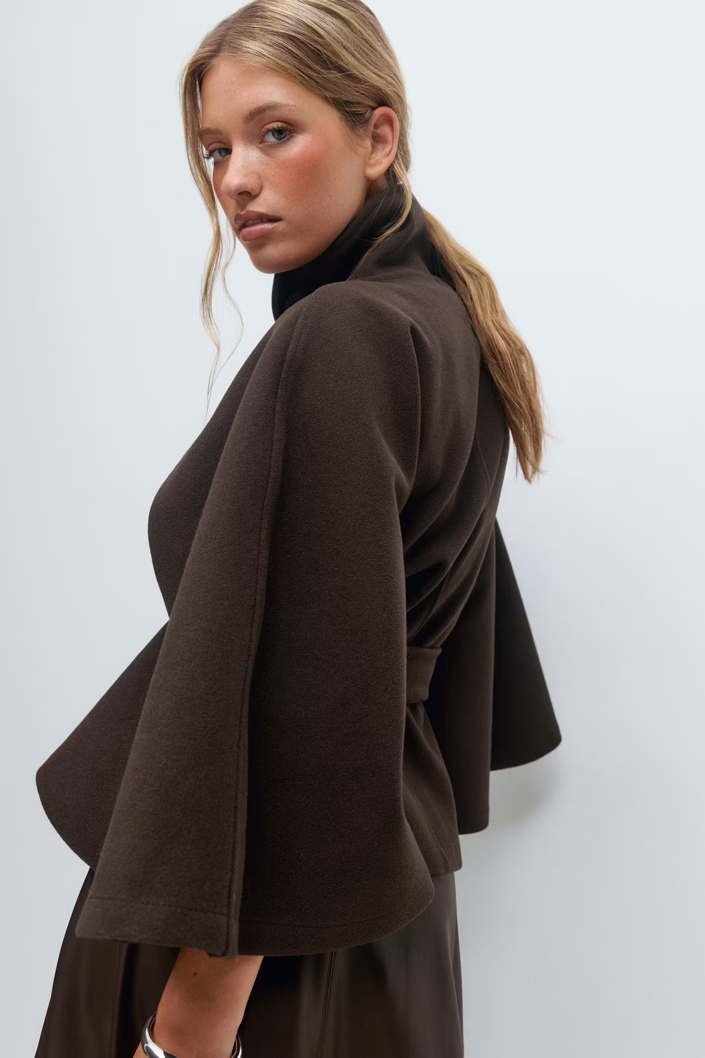 LOREZA CAPE | Manteau élégant pour femme avec ceinture & col montant