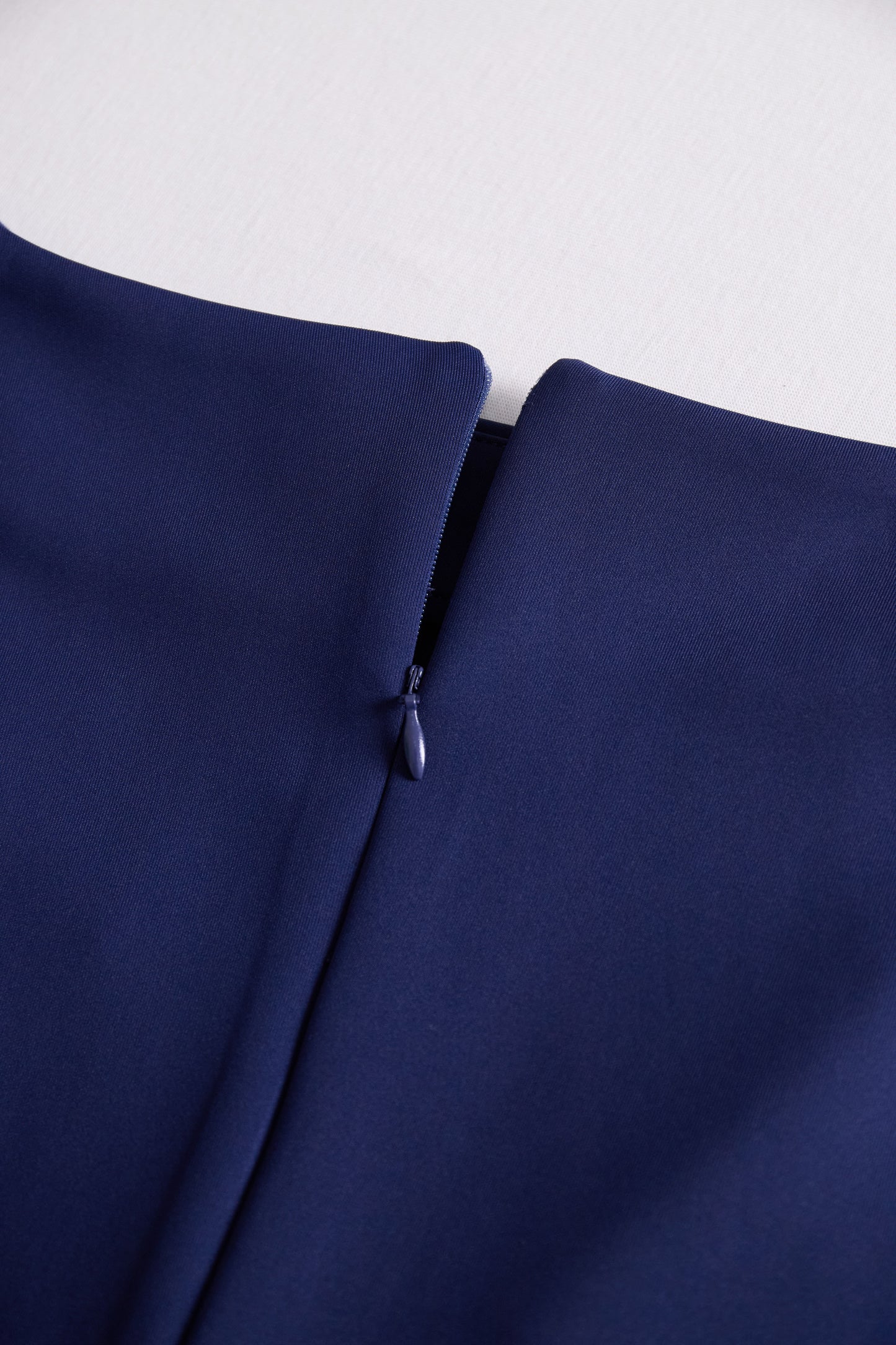 Chic Navy and White Color-Block Sheath Dress