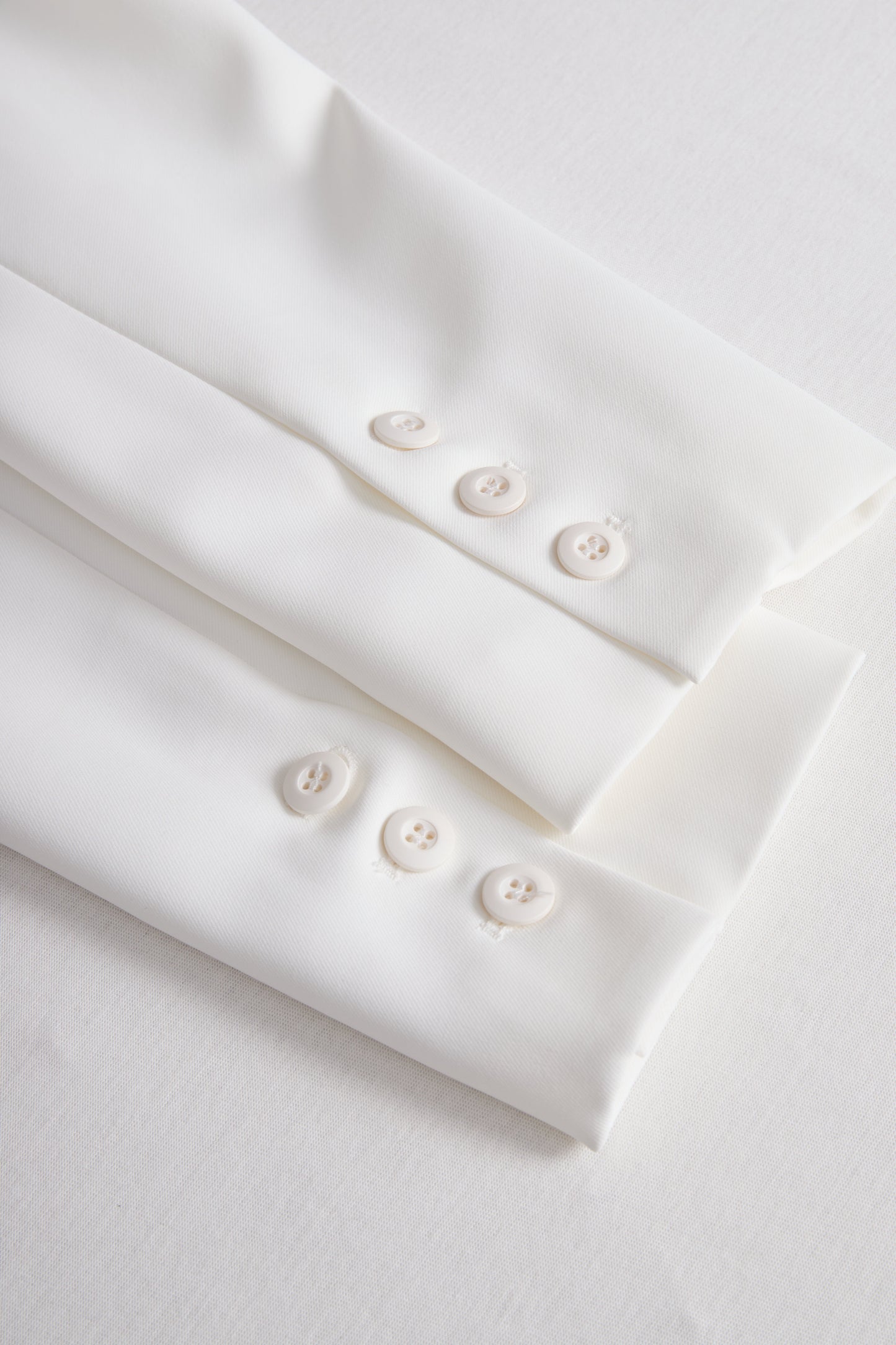 Elegant White Lace-Backed Blazer with Structured Silhouette