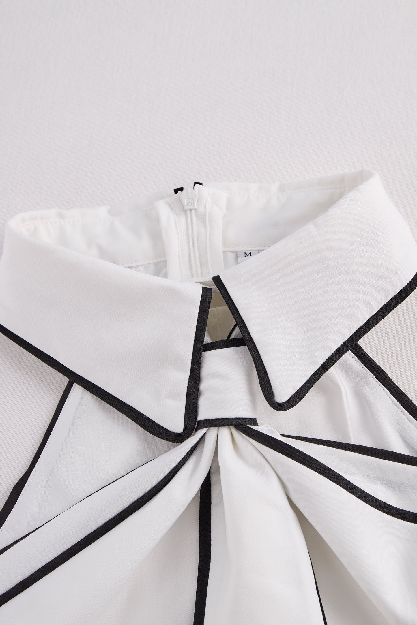 Stylish Sleeveless Halter Neck Blouse With Bold Contrast Trim